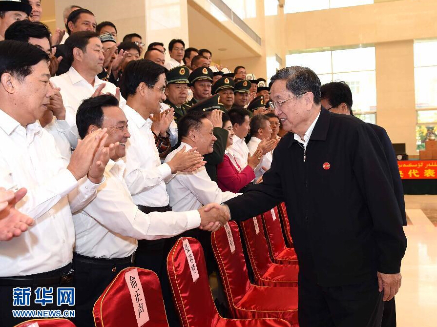 9月28日，中共中央政治局常委、全國政協(xié)主席、中央代表團(tuán)團(tuán)長俞正聲率中央代表團(tuán)部分成員赴祖國最西端的新疆克孜勒蘇柯爾克孜自治州看望慰問各族干部群眾。這是俞正聲接見克州有關(guān)負(fù)責(zé)同志、各界人士代表和援疆干部代表。新華社記者 饒愛民 攝