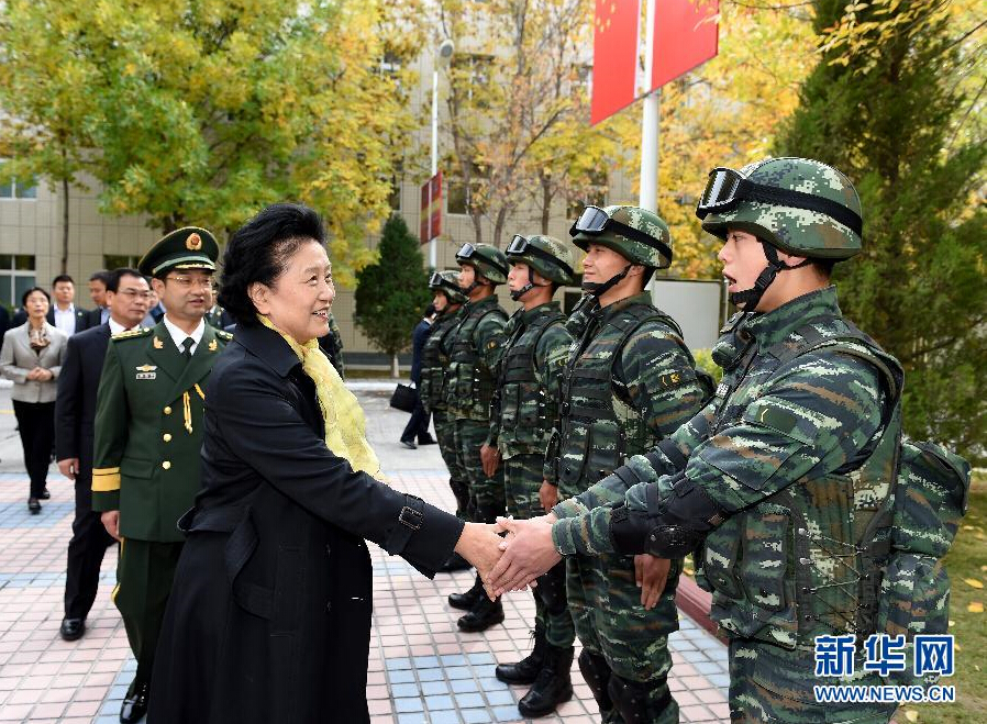 9月28日，中共中央政治局委員、國務院副總理、中央代表團副團長劉延東率中央代表團分團赴阿克蘇地區(qū)、伊犁哈薩克自治州慰問，與各族干部群眾共度節(jié)日、共享歡樂。這是劉延東在伊犁武警8660部隊駐地慰問官兵。新華社記者張領攝