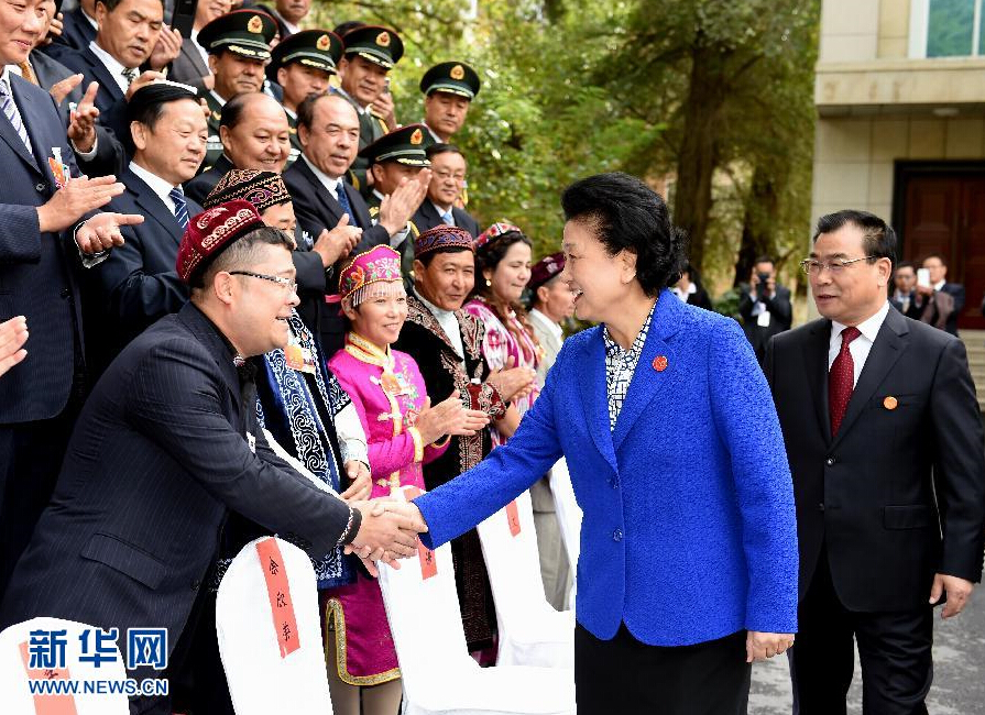 9月28日，中共中央政治局委員、國務院副總理、中央代表團副團長劉延東率中央代表團分團赴阿克蘇地區(qū)、伊犁哈薩克自治州慰問，與各族干部群眾共度節(jié)日、共享歡樂。這是劉延東接見伊犁黨政軍負責同志和各族各界人士、先進模范、援疆干部代表等。新華社記者張領攝
