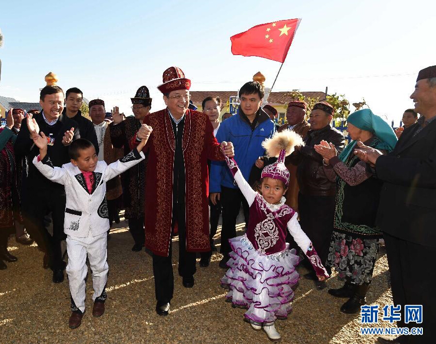 9月29日，中共中央政治局常委、全國(guó)政協(xié)主席、中央代表團(tuán)團(tuán)長(zhǎng)俞正聲率中央代表團(tuán)部分成員赴阿勒泰地區(qū)看望各族干部群眾。這是俞正聲來(lái)到布爾津縣也拉曼牧民定居新村看望哈薩克族牧民。新華社記者 高潔 攝