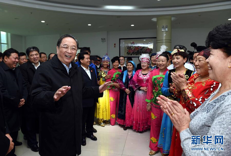 9月29日，中共中央政治局常委、全國(guó)政協(xié)主席、中央代表團(tuán)團(tuán)長(zhǎng)俞正聲率中央代表團(tuán)部分成員赴阿勒泰地區(qū)看望各族干部群眾。這是俞正聲來(lái)到阿勒泰地區(qū)老年人活動(dòng)中心慰問(wèn)群眾。新華社記者 饒愛(ài)民 攝