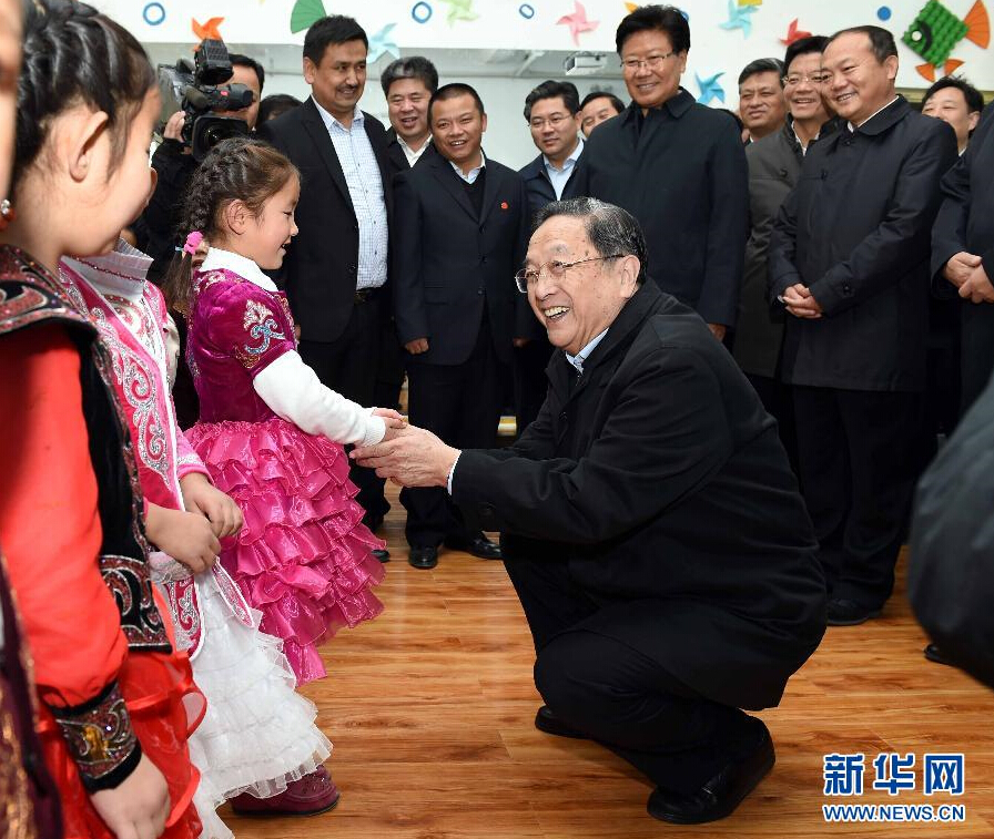 9月29日，中共中央政治局常委、全國(guó)政協(xié)主席、中央代表團(tuán)團(tuán)長(zhǎng)俞正聲率中央代表團(tuán)部分成員赴阿勒泰地區(qū)看望各族干部群眾。這是俞正聲來(lái)到布爾津縣也拉曼牧民定居新村幼兒園，同小朋友交流。新華社記者 饒愛(ài)民 攝