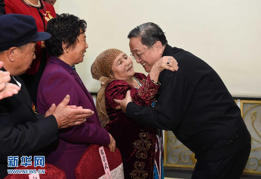 9月29日，中共中央政治局常委、全國(guó)政協(xié)主席、中央代表團(tuán)團(tuán)長(zhǎng)俞正聲率中央代表團(tuán)部分成員赴阿勒泰地區(qū)看望各族干部群眾。這是俞正聲接見(jiàn)阿勒泰地區(qū)有關(guān)負(fù)責(zé)同志、各界人士代表和援疆干部代表時(shí)與維吾爾族老人阿尼帕·阿力馬洪親切擁抱。阿尼帕·阿力馬洪先后收養(yǎng)漢、回、維吾爾、哈薩克4個(gè)民族的10個(gè)孤兒。新華社記者 饒愛(ài)民 攝 