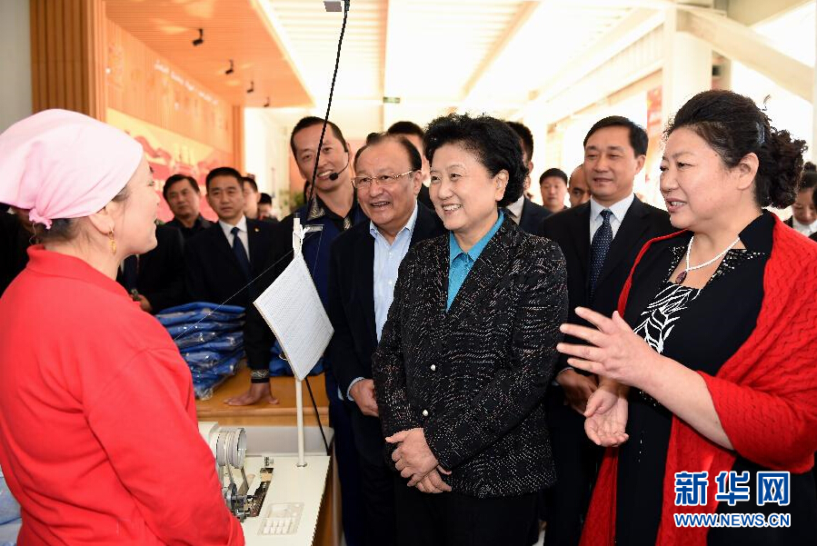 9月29日，中共中央政治局委員、國(guó)務(wù)院副總理、中央代表團(tuán)副團(tuán)長(zhǎng)劉延?xùn)|率中央代表團(tuán)分團(tuán)在伊犁哈薩克自治州看望慰問(wèn)各族干部群眾。這是劉延?xùn)|來(lái)到伊寧市坤漠服裝有限公司考察慰問(wèn)，與維吾爾族女工阿里雅·克里木親切交談。新華社記者張領(lǐng)攝