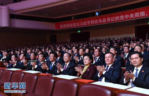     9月30日，慶祝新疆維吾爾自治區(qū)成立60周年文藝晚會(huì)《新疆禮贊》在新疆人民會(huì)堂精彩呈現(xiàn)。中共中央政治局常委、全國政協(xié)主席、中央代表團(tuán)團(tuán)長俞正聲，與2000余名各族群眾代表一起觀看演出。新華社記者 饒愛民 攝
