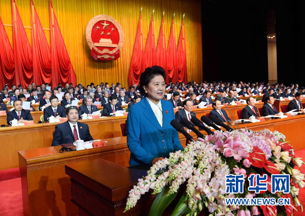 10月1日，慶祝中華人民共和國(guó)成立66周年暨新疆維吾爾自治區(qū)成立60周年大會(huì)在新疆人民會(huì)堂隆重舉行。這是中共中央政治局委員、國(guó)務(wù)院副總理、中央代表團(tuán)副團(tuán)長(zhǎng)劉延?xùn)|宣讀中共中央、全國(guó)人大常委會(huì)、國(guó)務(wù)院、全國(guó)政協(xié)、中央軍委關(guān)于慶祝新疆維吾爾自治區(qū)成立60周年的賀電。新華社記者 饒愛(ài)民 攝 