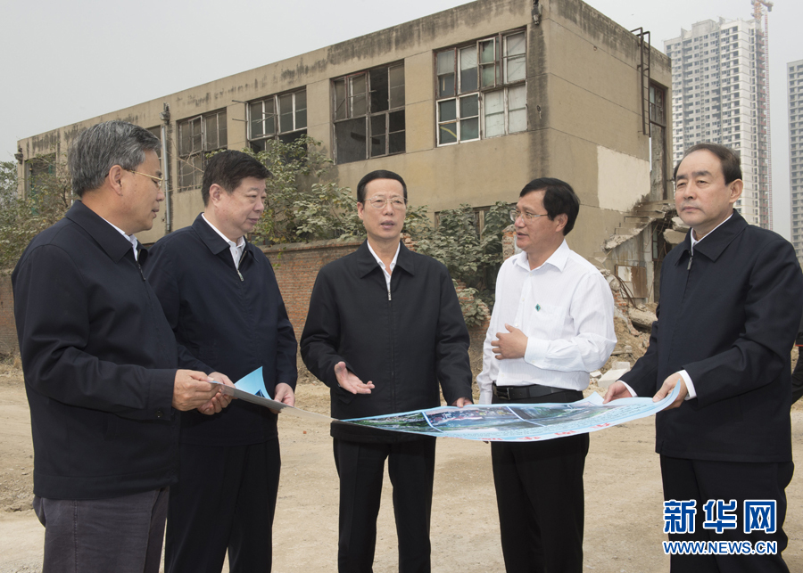 10月22日至23日，中共中央政治局常委、國務院副總理張高麗在山東調(diào)研扶貧工作情況。這是10月22日，張高麗就整體搬遷脫貧實地考察濟寧東南片區(qū)還遷安置區(qū)暨東南華城棚戶區(qū)改造項目。 新華社記者 王曄 攝