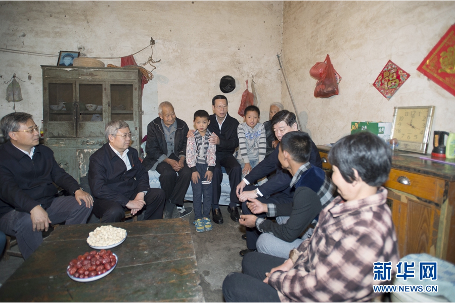 10月22日至23日，中共中央政治局常委、國務院副總理張高麗在山東調(diào)研扶貧工作情況。這是10月22日，張高麗在菏澤市巨野縣田莊鎮(zhèn)后屯村入戶看望生活困難村民。 新華社記者 王曄 攝