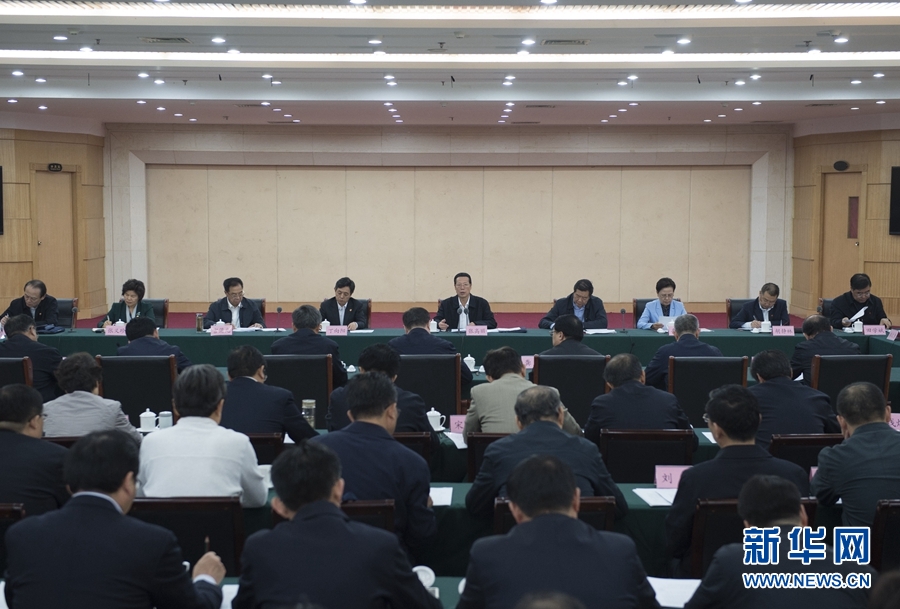 10月22日至23日，中共中央政治局常委、國務院副總理張高麗在山東調(diào)研扶貧工作情況。這是10月23日，張高麗在菏澤市主持召開扶貧工作座談會。 新華社記者 王曄 攝
