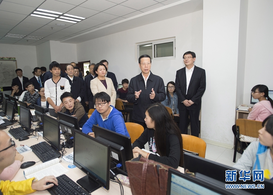 10月22日至23日，中共中央政治局常委、國務院副總理張高麗在山東調(diào)研扶貧工作情況。這是10月22日，張高麗在濟寧市惠普軟件人才實訓基地調(diào)研教育培訓脫貧有關情況。 新華社記者 王曄 攝
