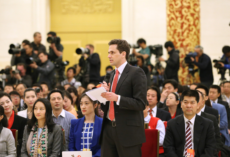 3月15日，國務院總理李克強在北京人民大會堂與中外記者見面，并回答記者提問。這是一位記者在提問。 新華社記者 劉衛(wèi)兵攝