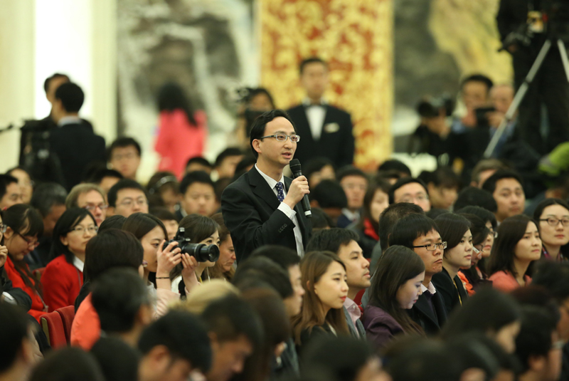 3月15日，國務院總理李克強在北京人民大會堂與中外記者見面，并回答記者提問。這是一位記者在提問。 新華社記者 龐興雷 攝