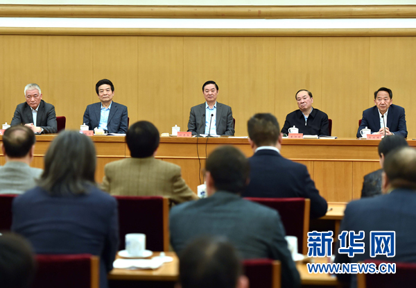 4月8日，中共中央政治局委員、中央書(shū)記處書(shū)記、中宣部部長(zhǎng)劉奇葆在北京同講好中國(guó)故事專家學(xué)者、文化交流使者研討班學(xué)員座談。 新華社記者李濤 攝