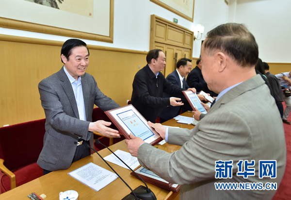4月8日，中共中央政治局委員、中央書(shū)記處書(shū)記、中宣部部長(zhǎng)劉奇葆在北京同講好中國(guó)故事專家學(xué)者、文化交流使者研討班學(xué)員座談。這是劉奇葆在座談會(huì)上向獲得講好中國(guó)故事文化交流使者稱號(hào)的代表頒發(fā)證書(shū)。新華社記者 李濤 攝