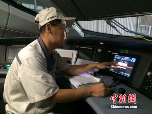 中車青島四方機車車輛股份有限公司高鐵調(diào)試高級技師周勇在演示調(diào)試過程。中新網(wǎng) 邱宇 攝