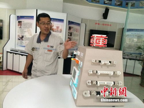 周勇在工作室介紹他制作的模型。中新網(wǎng) 邱宇 攝