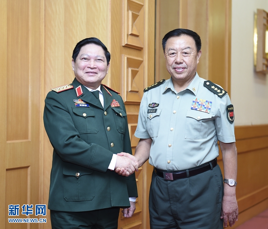 8月29日，中共中央政治局委員、中央軍委副主席范長(zhǎng)龍?jiān)诒本?huì)見(jiàn)越南共產(chǎn)黨中央政治局委員、國(guó)防部長(zhǎng)吳春歷。 新華社記者張領(lǐng)攝