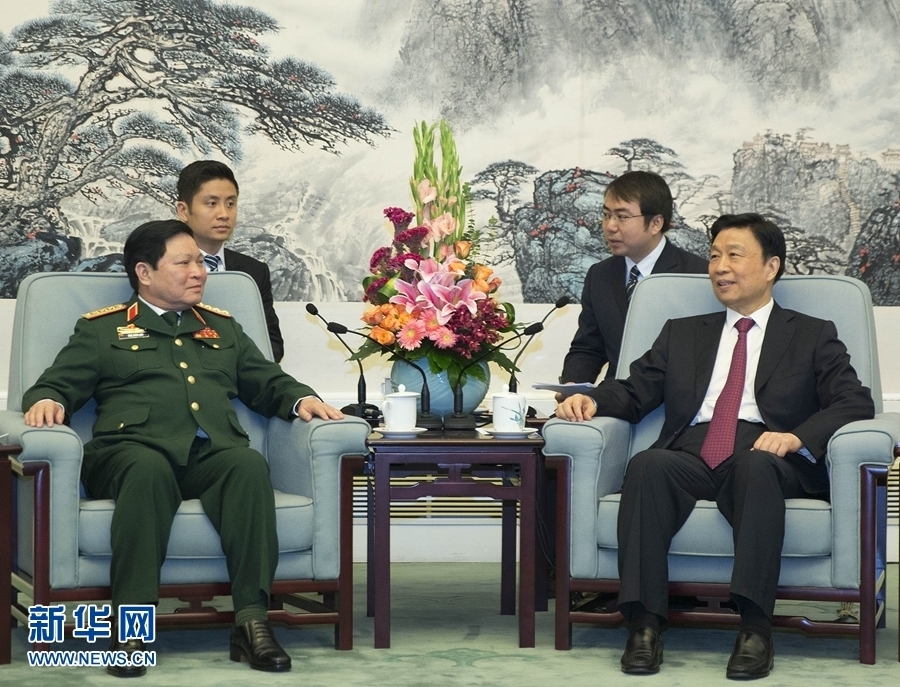8月29日，中共中央政治局委員、國(guó)家副主席李源潮在北京會(huì)見(jiàn)越南共產(chǎn)黨中央政治局委員、國(guó)防部長(zhǎng)吳春歷。 新華社記者丁林?jǐn)z