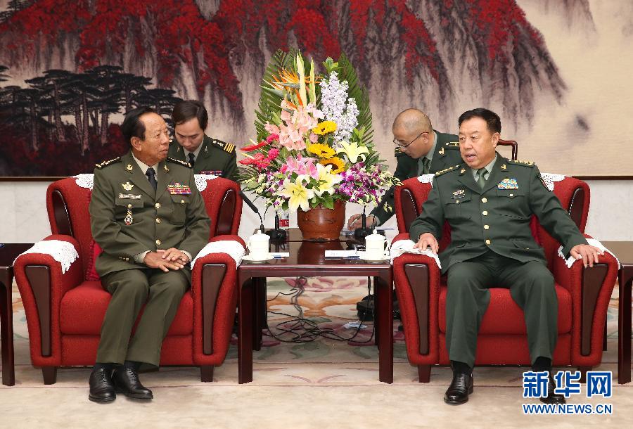 10月13日，中央軍委副主席范長龍?jiān)诒本?huì)見柬埔寨王國副首相兼國防大臣迪班。 新華社記者 馬占成 攝 