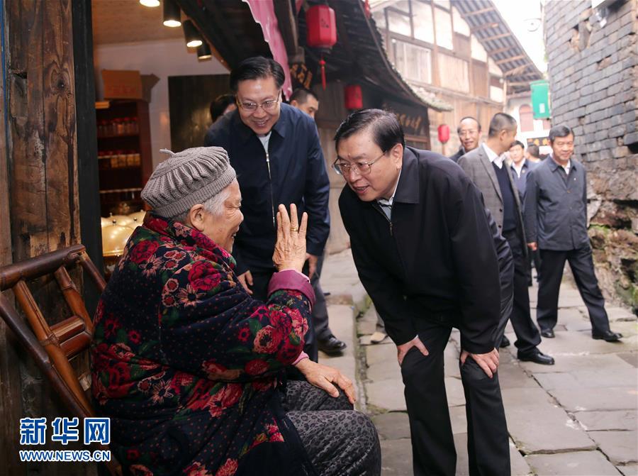 這是11月21日，張德江在宜賓李莊鎮(zhèn)同濟社區(qū)與居民親切交談。 新華社記者 劉衛(wèi)兵 攝 