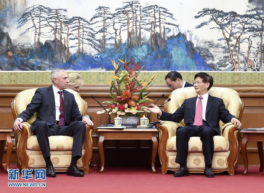 11月25日，中共中央政治局委員、中央政法委書記孟建柱在北京會(huì)見白俄羅斯總統(tǒng)辦公廳副主任米茨克維奇。 新華社記者燕雁攝 