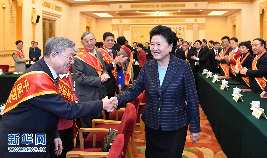 12月29日，中共中央政治局委員、國務(wù)院副總理劉延?xùn)|在北京與中醫(yī)藥高等學(xué)校教學(xué)名師座談。這是座談會(huì)前，劉延?xùn)|與獲得表彰的教師握手。新華社記者 張鐸 攝