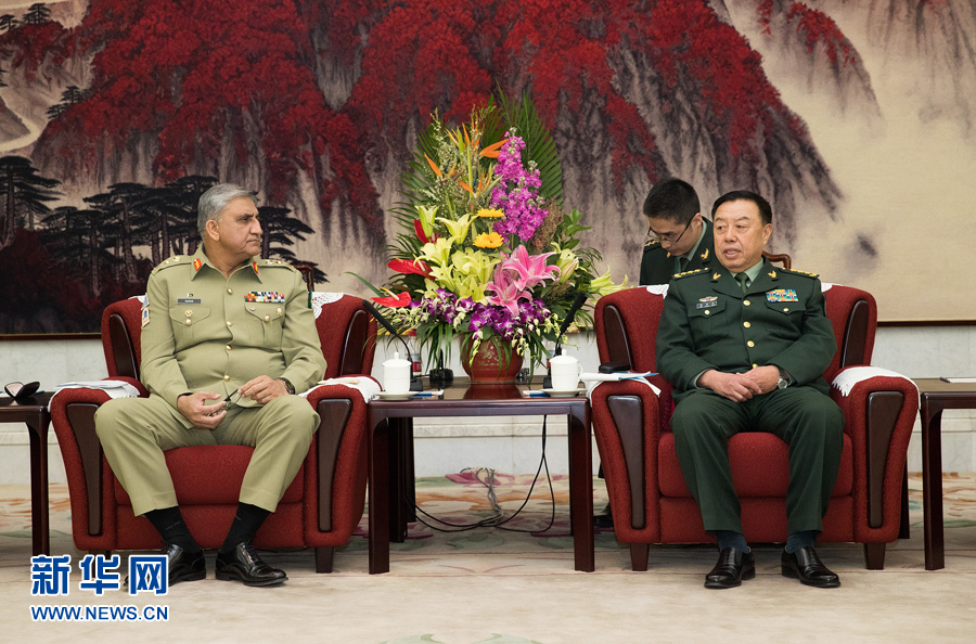 3月16日，中央軍委副主席范長(zhǎng)龍會(huì)見來(lái)訪的巴基斯坦陸軍參謀長(zhǎng)巴杰瓦。   新華社記者琚振華攝