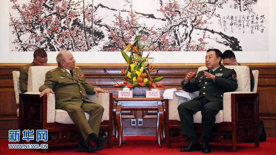 3月28日，中央軍委副主席范長(zhǎng)龍?jiān)诒本┽烎~(yú)臺(tái)國(guó)賓館會(huì)見(jiàn)來(lái)華訪問(wèn)的古巴革命武裝力量部部長(zhǎng)萊奧波爾多·辛特拉。 新華社發(fā)（劉芳 攝） 
