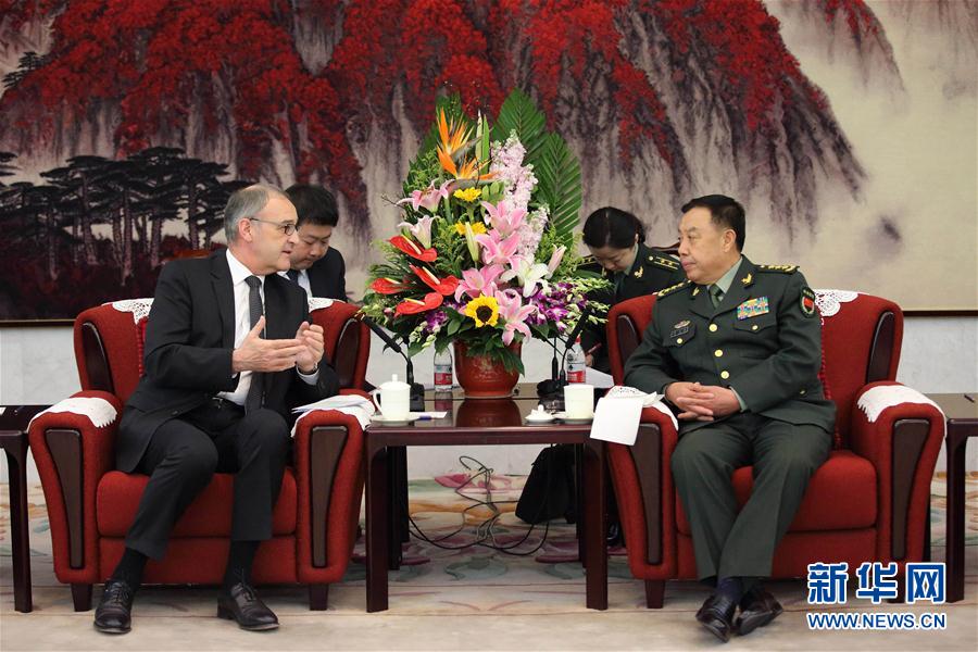 3月31日，中央軍委副主席范長龍在北京會見來訪的瑞士國防、民防和體育部長帕莫蘭。 新華社記者 劉芳 攝