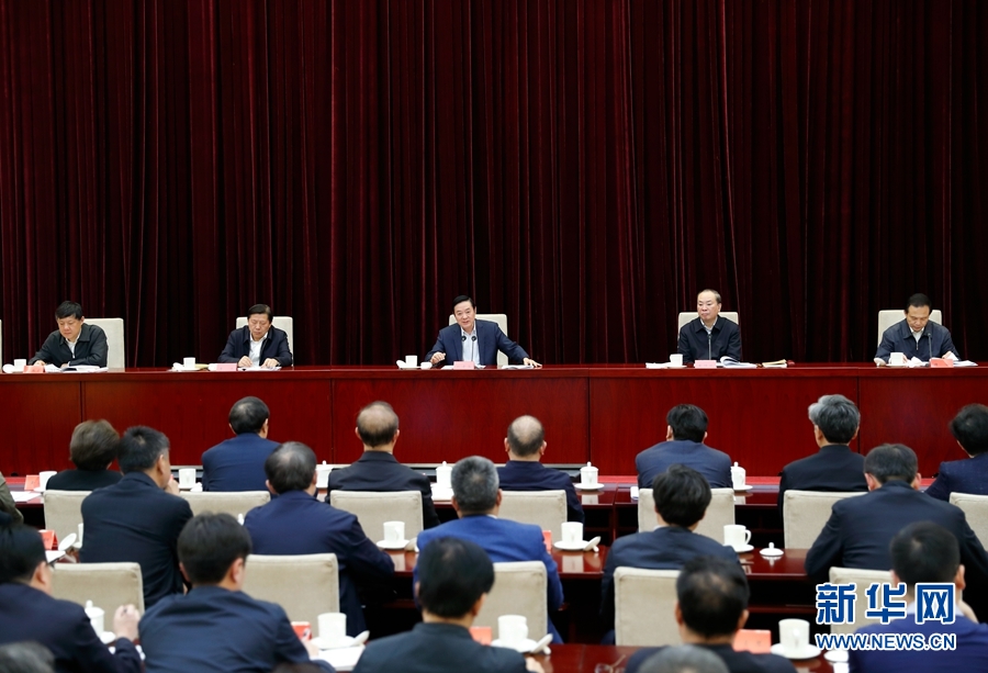 4月13日，中央宣傳部、中央政法委在北京召開貫徹落實《關(guān)于進一步把社會主義核心價值觀融入法治建設的指導意見》電視電話會議。中共中央政治局委員、中央書記處書記、中宣部部長劉奇葆出席會議并講話。新華社記者丁海濤攝