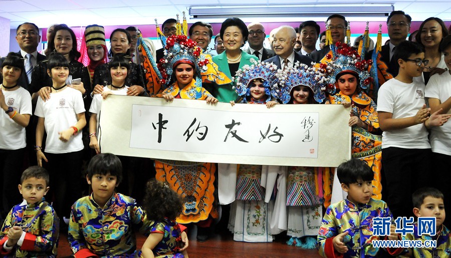 4月20日，在約旦首都安曼，中國(guó)國(guó)務(wù)院副總理劉延?xùn)|（中）考察TAG孔子學(xué)院。 新華社記者林曉蔚攝