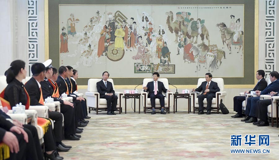 4月24日，第十三屆全國見義勇為英雄模范表彰大會在北京人民大會堂召開。會前，中共中央政治局委員、中央政法委書記孟建柱與見義勇為英雄模范及家屬代表座談。國務(wù)委員、公安部部長郭聲琨出席座談會并在表彰大會上講話。新華社記者 張鐸 攝