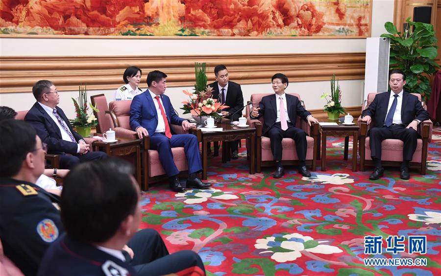 5月8日，中共中央政治局委員、中央政法委書記孟建柱在北京中南海會見蒙古國法律內(nèi)務(wù)部部長賓巴朝格特。 新華社記者 張鐸 攝