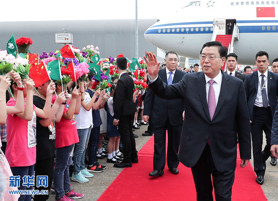 5月8日至10日，中共中央政治局常委、全國(guó)人大常委會(huì)委員長(zhǎng)張德江視察澳門特別行政區(qū)。這是5月8日，張德江抵達(dá)澳門國(guó)際機(jī)場(chǎng)。 新華社記者龐興雷 攝 
