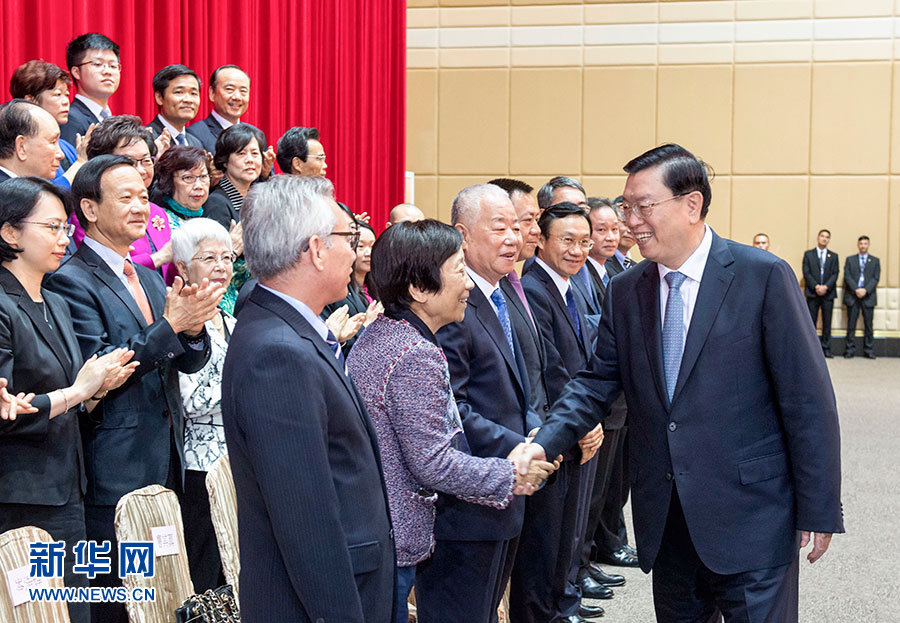 5月8日至10日，中共中央政治局常委、全國(guó)人大常委會(huì)委員長(zhǎng)張德江視察澳門特別行政區(qū)。這是5月9日，張德江與澳門社會(huì)各界人士代表座談。新華社記者 李學(xué)仁 攝