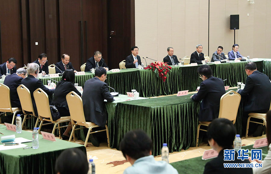 5月8日至10日，中共中央政治局常委、全國(guó)人大常委會(huì)委員長(zhǎng)張德江視察澳門特別行政區(qū)。這是5月10日，張德江與教育工作者和學(xué)生代表座談。新華社記者 龐興雷 攝