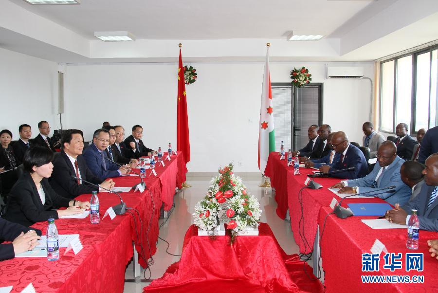 5月11日，中國(guó)國(guó)家副主席李源潮在布瓊布拉與布隆迪第一副總統(tǒng)辛迪姆沃和第二副總統(tǒng)布托雷舉行會(huì)談。 新華社記者呂天然攝 