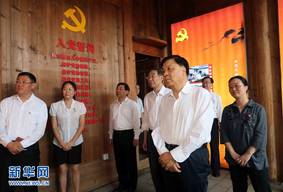 6月8日至10日，中共中央政治局常委、中央書記處書記劉云山在福建調(diào)研。這是6月9日，劉云山專程來到政和縣石圳村，深入了解廖俊波的事跡。新華社記者 劉衛(wèi)兵 攝