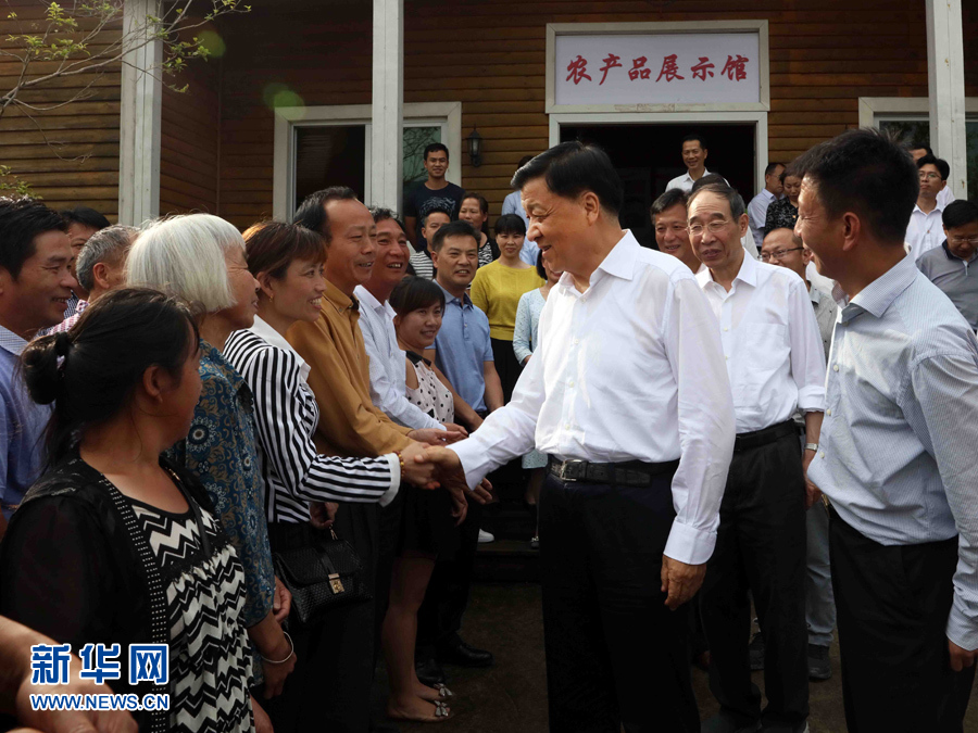 6月8日至10日，中共中央政治局常委、中央書記處書記劉云山在福建調(diào)研。這是6月9日，劉云山在周寧縣上洋村與村民親切交談。新華社記者 劉衛(wèi)兵 攝
