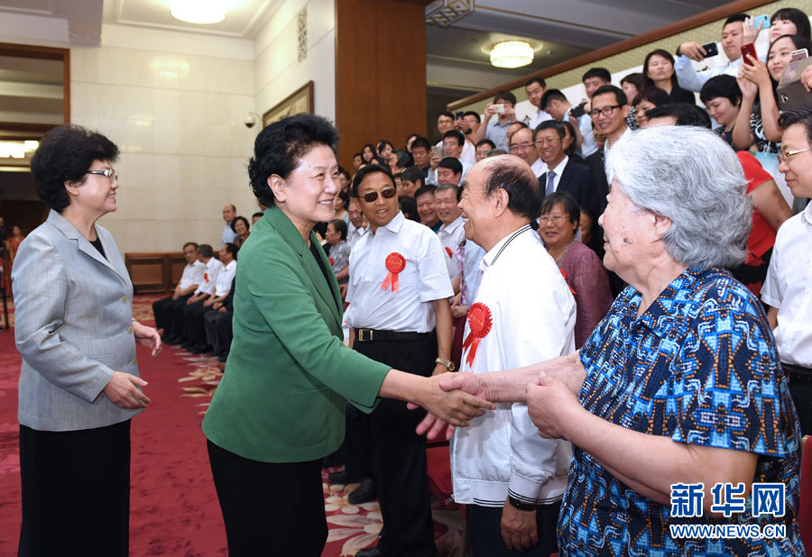 6月16日，中共中央政治局委員、國務(wù)院副總理劉延?xùn)|在北京看望出席中國人口福利基金會成立30周年座談會的歷屆“中華人口獎”獲獎?wù)叽?。新華社記者 饒愛民 攝
