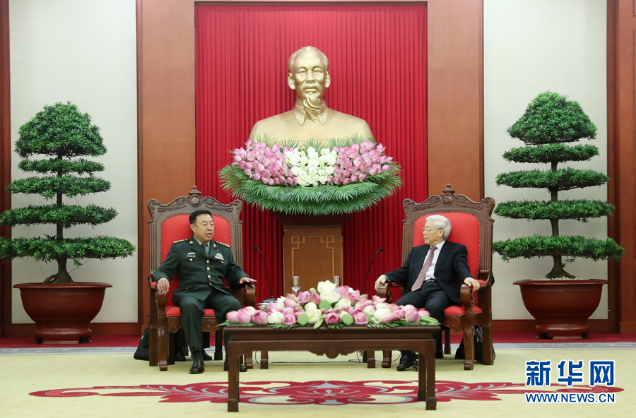 6月18日，在越南首都河內(nèi)，正在越南訪問(wèn)的中央軍委副主席范長(zhǎng)龍（左）會(huì)見(jiàn)越共中央總書(shū)記阮富仲。 新華社發(fā)（李曉偉攝） 
