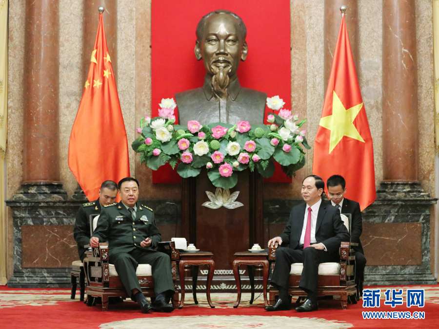 6月18日，在越南首都河內(nèi)，正在越南訪問(wèn)的中央軍委副主席范長(zhǎng)龍（左前）會(huì)見(jiàn)越南國(guó)家主席陳大光（右前）。 新華社發(fā)（李曉偉攝）