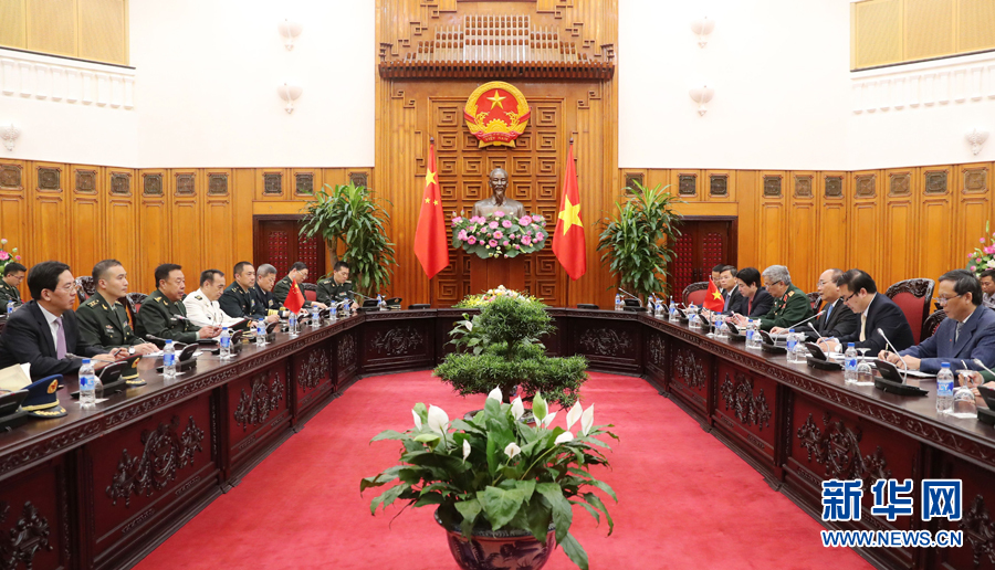 6月18日，在越南首都河內(nèi)，正在越南訪問(wèn)的中央軍委副主席范長(zhǎng)龍（左三）會(huì)見(jiàn)越南政府總理阮春福（右三）。 新華社發(fā)（李曉偉攝）