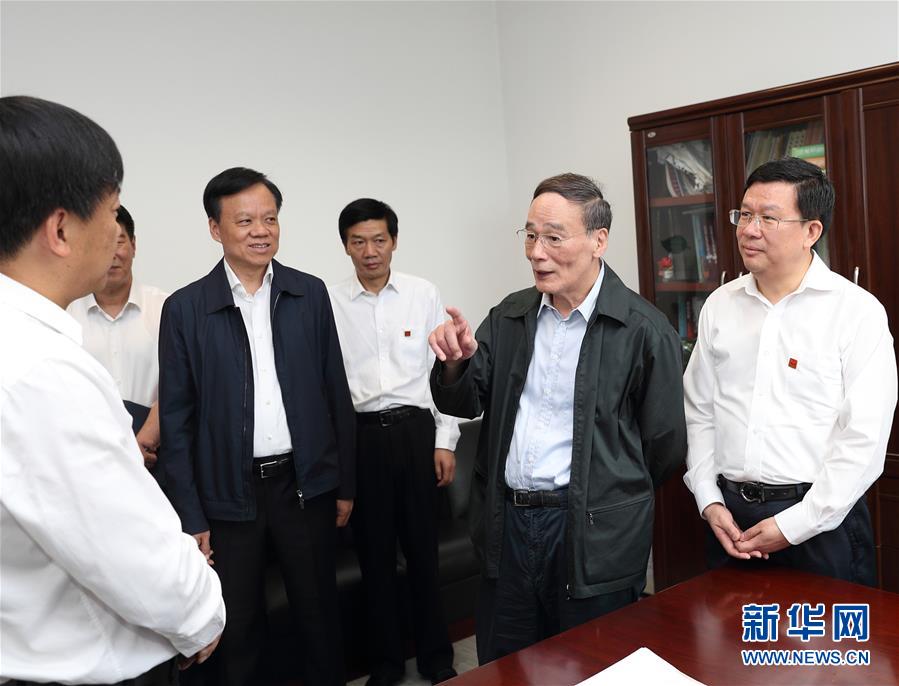 6月20日至22日，中共中央政治局常委、中央紀(jì)委書(shū)記王岐山在貴州省檢查紀(jì)檢監(jiān)察工作。這是6月21日，王岐山在省紀(jì)委與紀(jì)檢監(jiān)察干部親切交流。新華社記者 王曄 攝