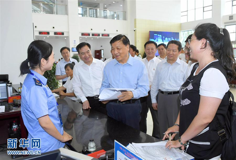 6月22日至24日，中共中央政治局常委、中央書記處書記劉云山在遼寧調(diào)研。這是6月22日，劉云山在中國（遼寧）自貿(mào)試驗區(qū)營口片區(qū)與干部群眾深入交流。新華社記者 張鐸 攝