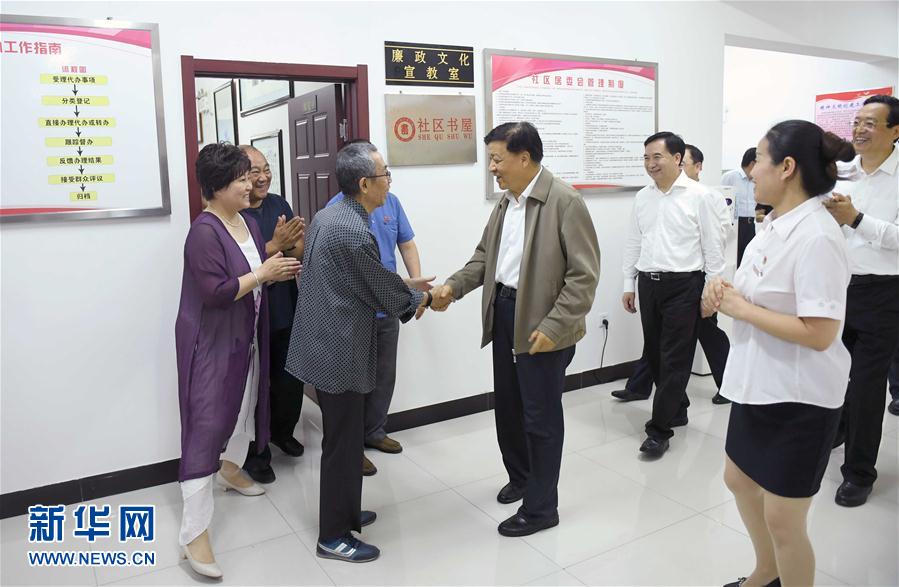 6月22日至24日，中共中央政治局常委、中央書記處書記劉云山在遼寧調(diào)研。這是6月23日，劉云山在錦州市西街社區(qū)與干部群眾深入交流。新華社記者 張鐸 攝
