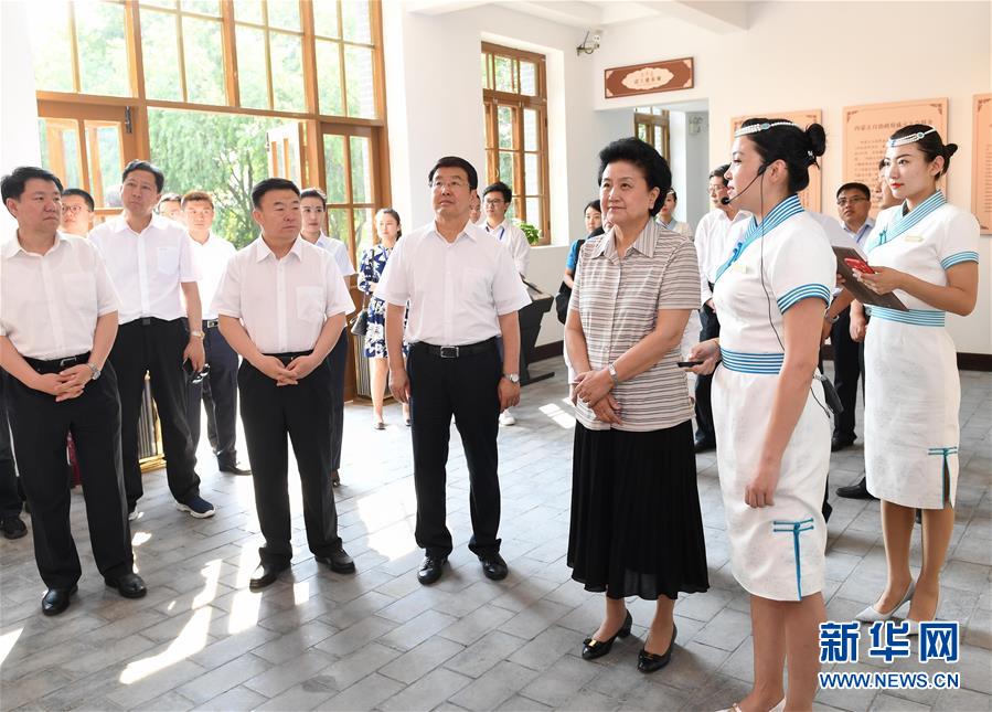 6月25日，全國民族團結(jié)進步創(chuàng)建經(jīng)驗交流現(xiàn)場會在內(nèi)蒙古興安盟召開，中共中央政治局委員、國務(wù)院副總理劉延?xùn)|出席會議并講話。在內(nèi)蒙古期間，劉延?xùn)|考察內(nèi)蒙古人民代表會議舊址即“五一會址”，深入社區(qū)看望各族干部群眾。這是劉延?xùn)|考察“五一會址”。新華社記者 陳曄華 攝