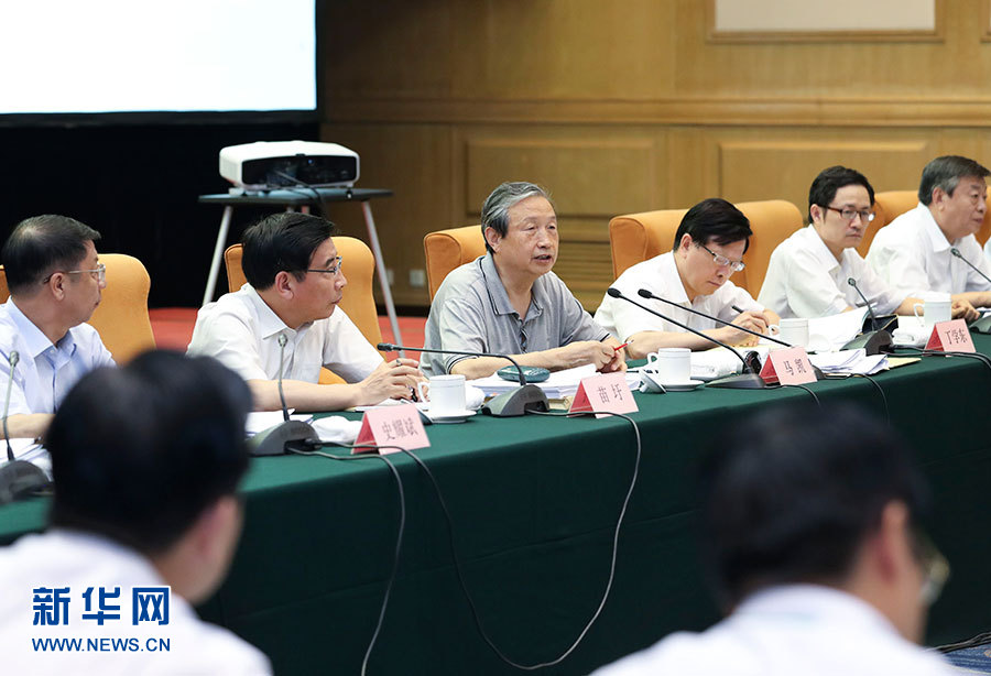 近日，中共中央政治局委員、國(guó)務(wù)院副總理馬凱在北京調(diào)研新能源汽車(chē)產(chǎn)業(yè)發(fā)展。這是7月4日，馬凱在北京深入新能源汽車(chē)充換電設(shè)施、充電服務(wù)平臺(tái)、分時(shí)租賃等單位調(diào)研，并主持召開(kāi)推廣應(yīng)用座談會(huì)。新華社記者 龐興雷 攝