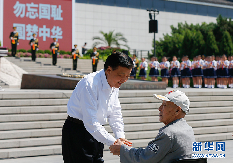 7月7日，紀(jì)念全民族抗戰(zhàn)爆發(fā)80周年儀式在中國(guó)人民抗日戰(zhàn)爭(zhēng)紀(jì)念館舉行。中共中央政治局常委、中央書(shū)記處書(shū)記劉云山出席儀式并講話。這是儀式開(kāi)始前，劉云山與老八路代表握手。新華社記者崔新鈺攝