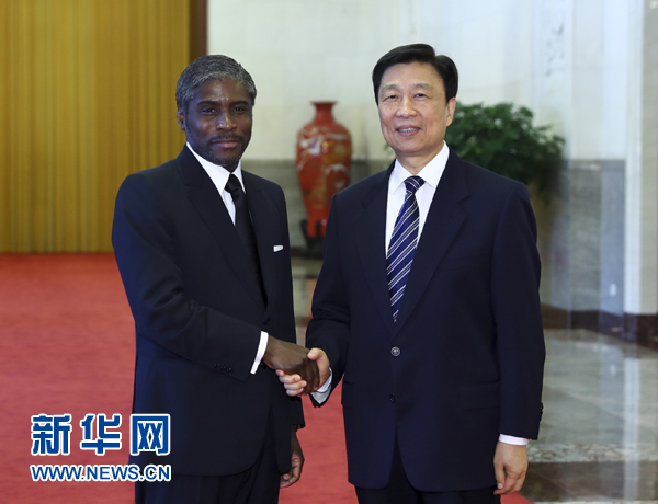 7月13日，中國(guó)國(guó)家副主席李源潮在北京人民大會(huì)堂與赤道幾內(nèi)亞副總統(tǒng)曼格會(huì)談。 新華社記者 謝環(huán)馳 攝